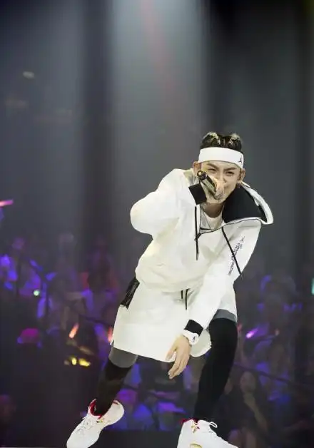 小鬼王琳凯化身"天线宝宝",拳击辫动感十足引粉丝尖叫!