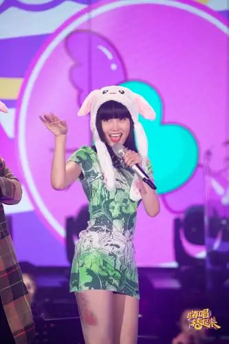 第三期《嗨唱转起来》国民歌手蔡国庆携手浴室歌姬黄龄,头戴超萌兔兔