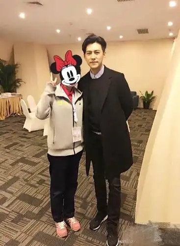 同样是和靳东合影,为什么男生女生差距那么大呢