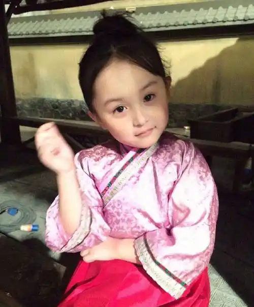 2岁童星刘楚恬出道就年入百万,面容甜美却被禁止整容,如今怎样_明星