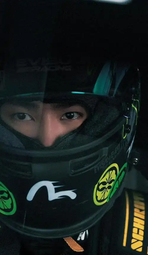 231228 风驰电掣,王一博头盔造型再掀热潮,粉丝齐呼"永远的85号"!