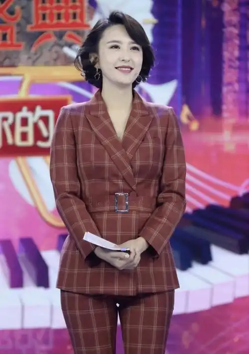 著名主持人"张蕾"太美了,摩卡波波头搭配西服套装,干练知性