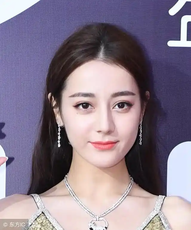 再说起当红小花迪丽热巴,本来就长得好看,再加上一颗泪痣的点缀反而更