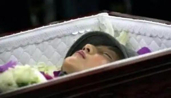 她气质优雅,举止得体,仪态端庄,再加上她优秀的主持能力,给观众留下了