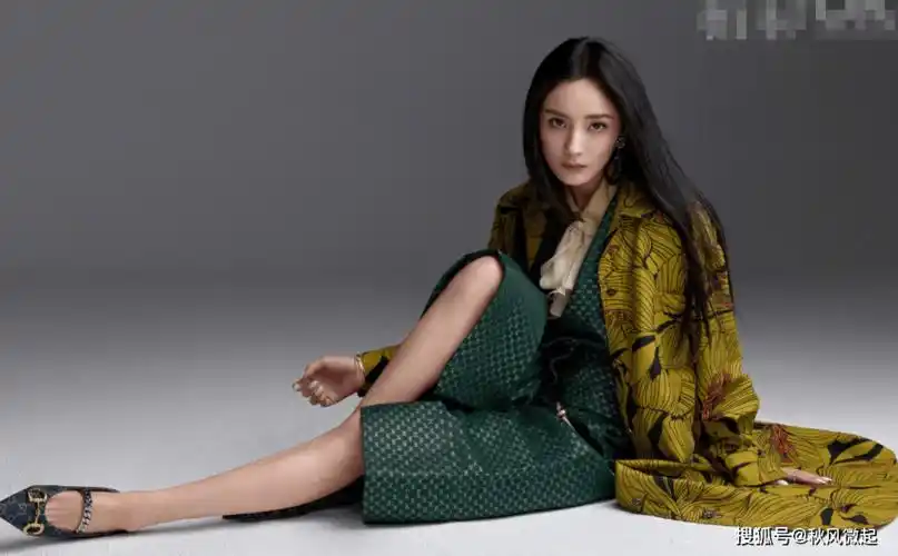 杨幂最新时尚大片出炉,女神范十足,黑丝美腿性感美艳_造型