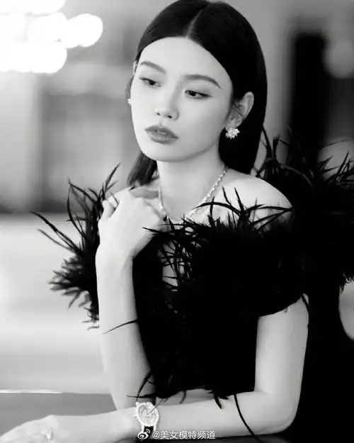 奚梦瑶身穿黑色羽翼长裙气场全开 点缀珠宝更显贵气