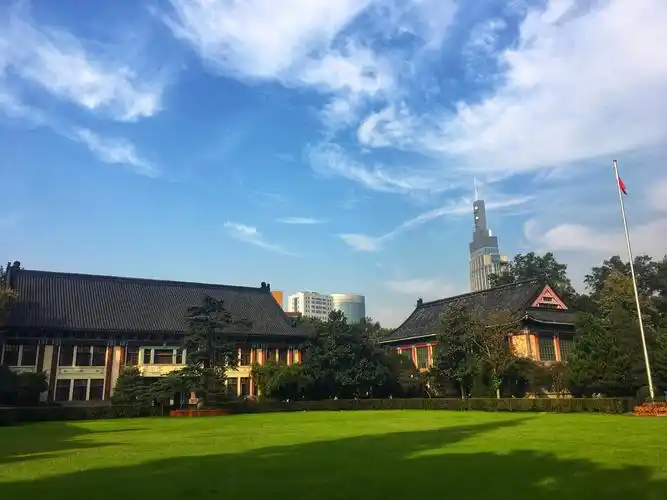 东方醉美校园的南师大,到了秋季,这里的银杏更美