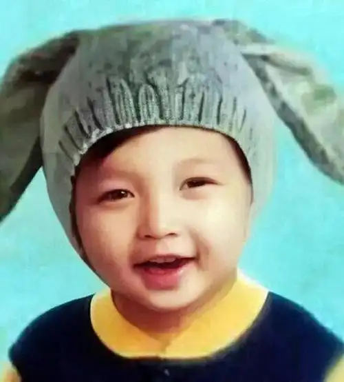 好吧,这是吴君如小时候.