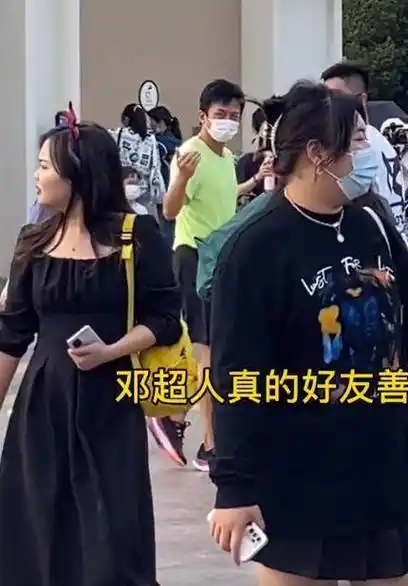 原创邓超牵妈妈手现身被偶遇主动和粉丝合照拉好感未见孙俪和孩子