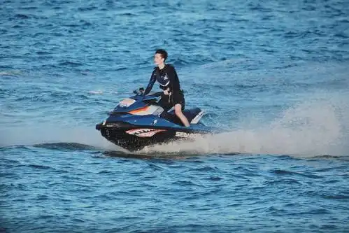 王一博海边冲浪阳光帅气写真720x1280分辨率下载,王一博海边冲浪阳光