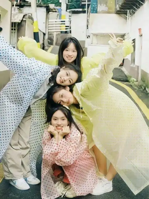 别再傻傻站成一排了!四人行拍照姿势大揭秘#拍照姿势##人像摄影