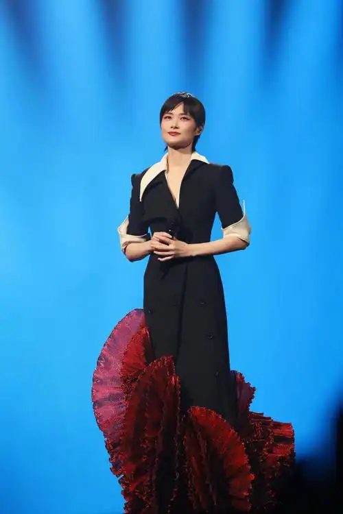 舞台皇后李宇春广州演出造型大赏她的美独一无二