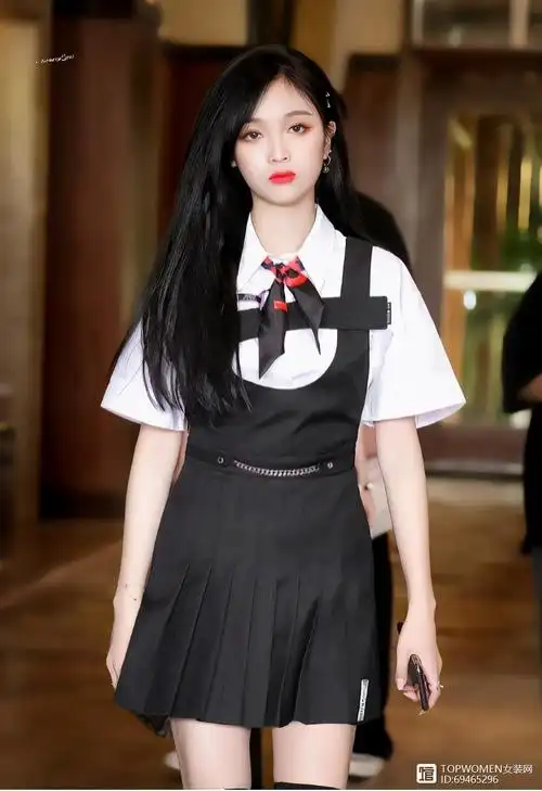 吴宣仪衣品开挂!白t配短裙穿出少女风,不愧是海南小甜心