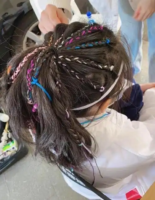 王诗龄"整容式"长大,自晒满头脏脏辫,五官抢镜神似李湘