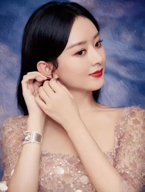 赵丽颖中秋素色长裙拍绝美写真 笑容甜美气质温婉