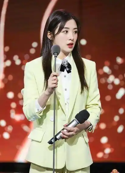 宝藏女孩张含韵曾经酸酸甜甜的女孩已长成