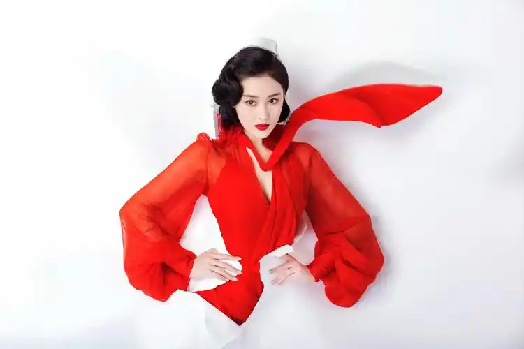 气场全开!张馨予烈焰红唇上演"眼神杀"