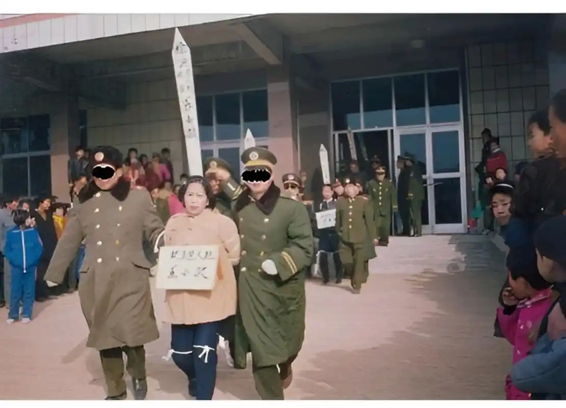 1995年,将被押赴刑场的苏小敏,画面中的她双手被反绑,腿上还捆着法绳