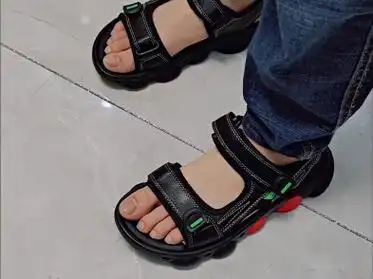 穿凉鞋的可爱男孩