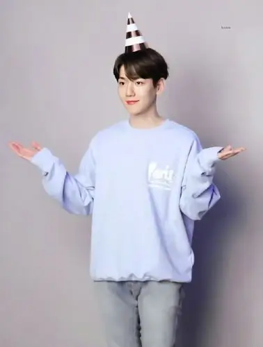 exo边伯贤近照曝光,穿迷彩服寸头太帅,微微抿嘴让粉丝心空,巨星镶边