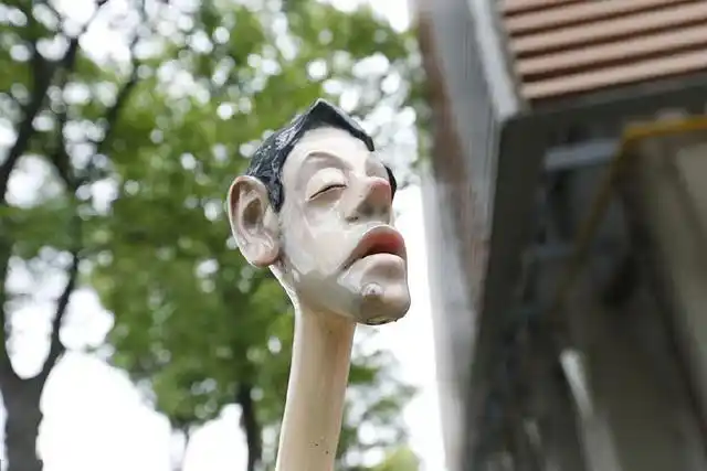 上海一家巧克力体验馆门口现 撒尿男子卡通雕塑 表情猥琐销魂 遭吐槽