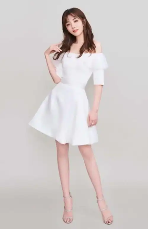 而王晓晨却能轻松穿出一种特别的美感,脚踩一双高跟鞋,女王气质尽显无