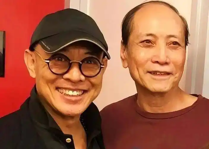 李连杰全家拜寺庙,62岁利智露面,短发暴瘦,容貌大变认不出_女儿_气质