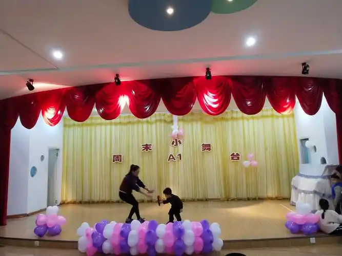 小舞台,大梦想--漯河小哈佛幼儿园a1班周末小舞台活动