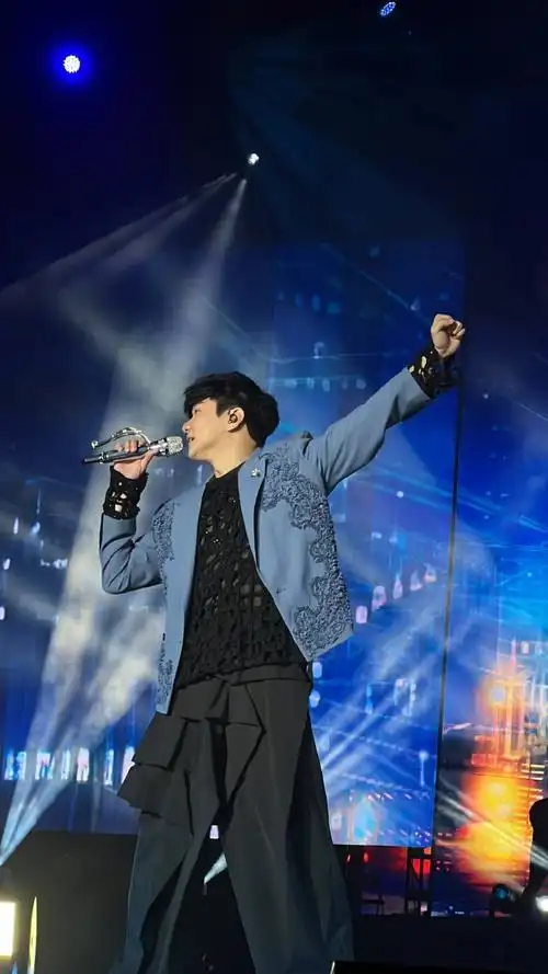 jj20成都站 day1 全是帅图  cr  刘海翻circle6 侵删  #林俊杰演唱会