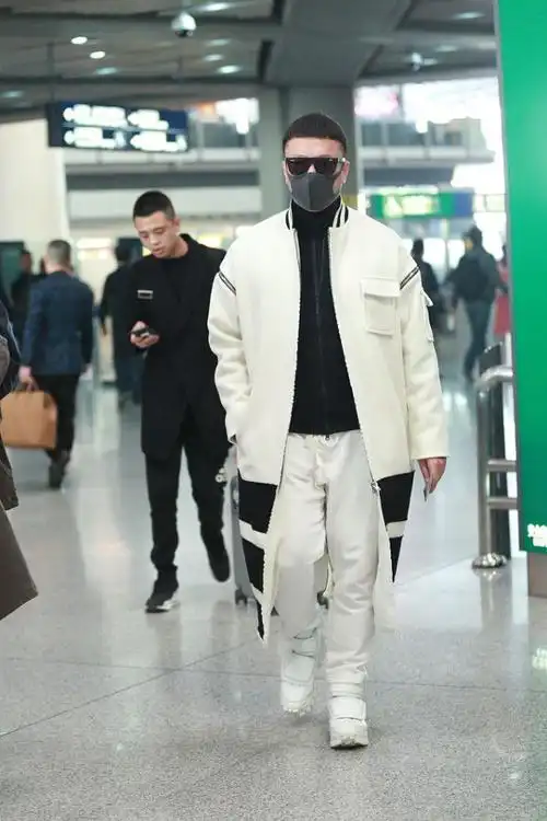 50岁孙红雷顶锅盖头出门穿轻薄塑料感外套一副年轻小伙子样