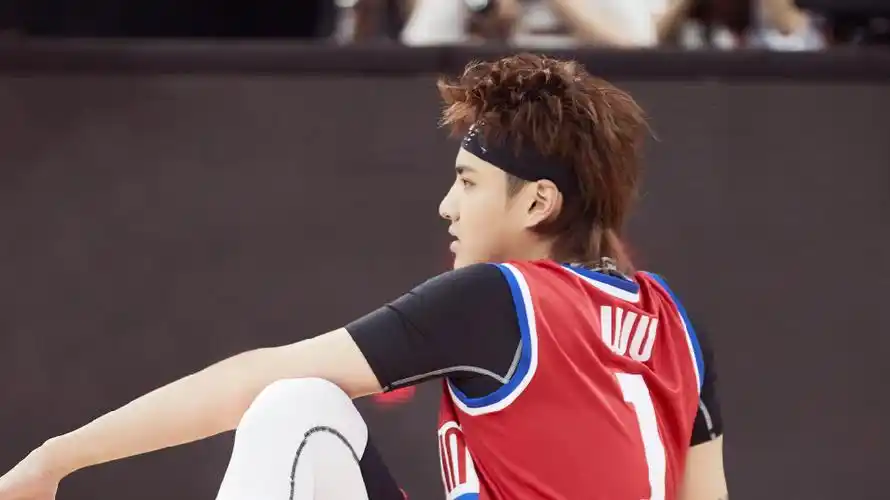 坚持与热血 公益与梦想 吴亦凡三度受邀超级企鹅篮球名人赛