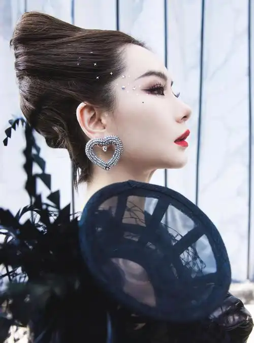 但是每次她穿出来的效果都特别惊艳,除开因为性格圈粉以外,戚薇也活得