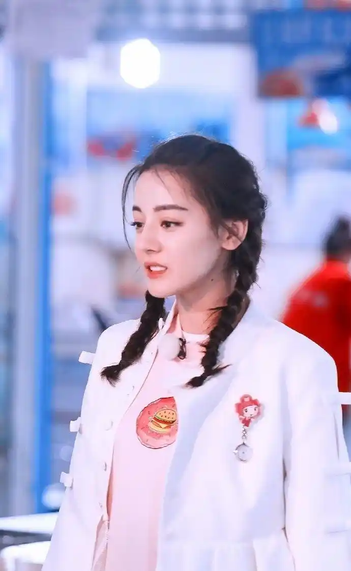 迪丽热巴嘟嘴萌死人,活泼气质难掩饰,网友:甜美笑容太撩人