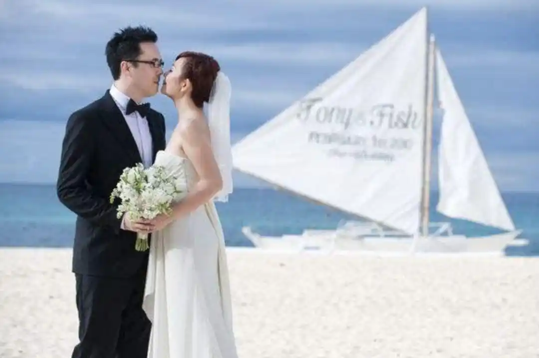 梁静茹真离婚了舞台上掩面痛哭身价七位数说一天花300元过分奢侈