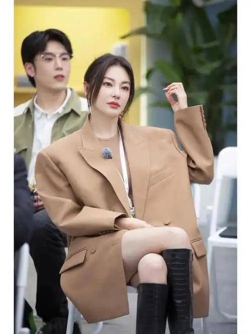 张雨绮的这身穿搭,就像是她的时尚签名,既展示了她的好身材,又透露出