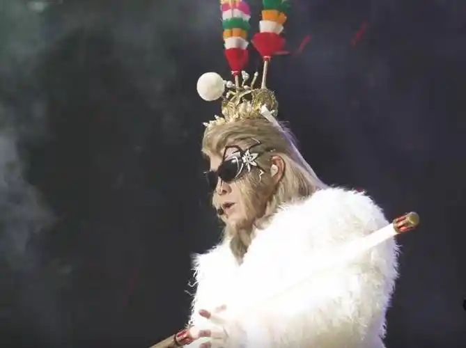 张卫健时隔28年再扮孙悟空,回忆值拉满,太太张茜开心到手舞足蹈_演唱