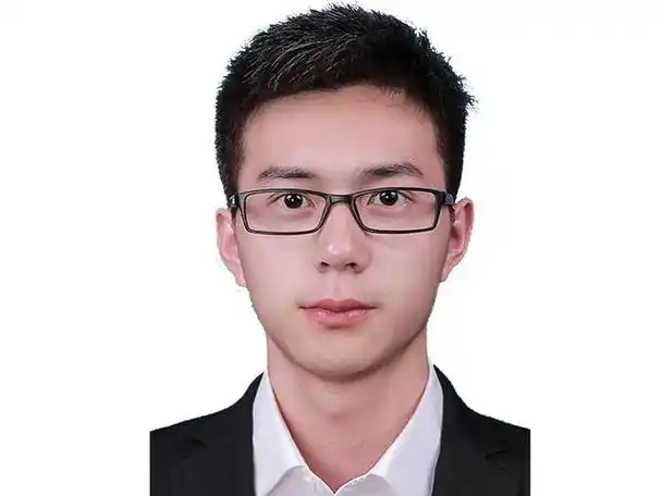 白底照片不可以穿白色衣服,白衣服拍出来效果一定不会好,白底的证件照