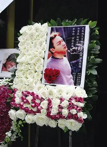 张国荣去世地点布满鲜花