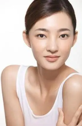 王丽坤整容?脸部僵硬,眼睛大小不一样像换了个人