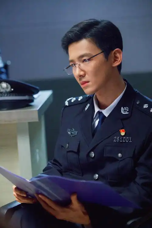 白敬亭范思哲全球香水代言人##白敬亭桑延