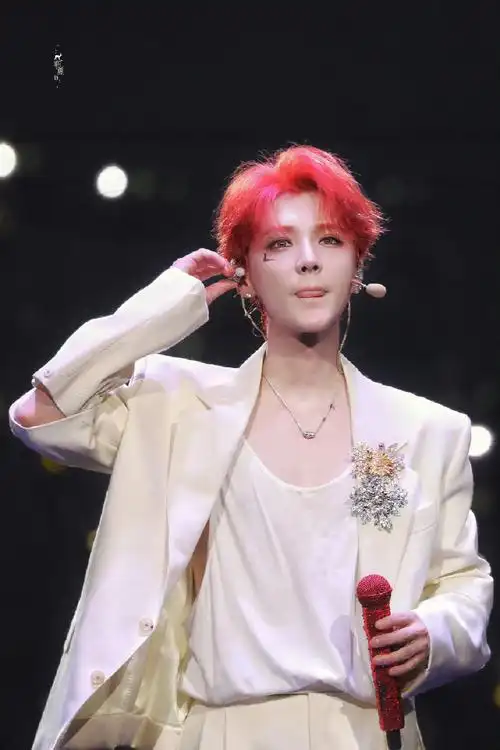 鹿晗帮粉丝跟领导请假#爱豆就是要染发!