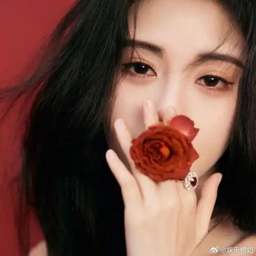 鞠婧祎换了微博头像