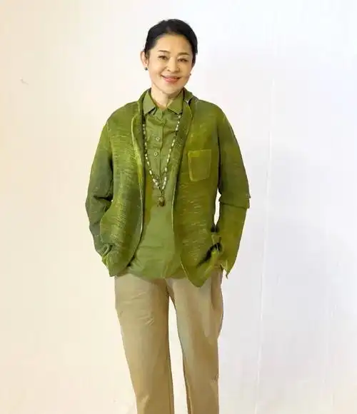 倪萍新照身材苗条多了,举止优雅大气,助理:这是60岁再起飞呀