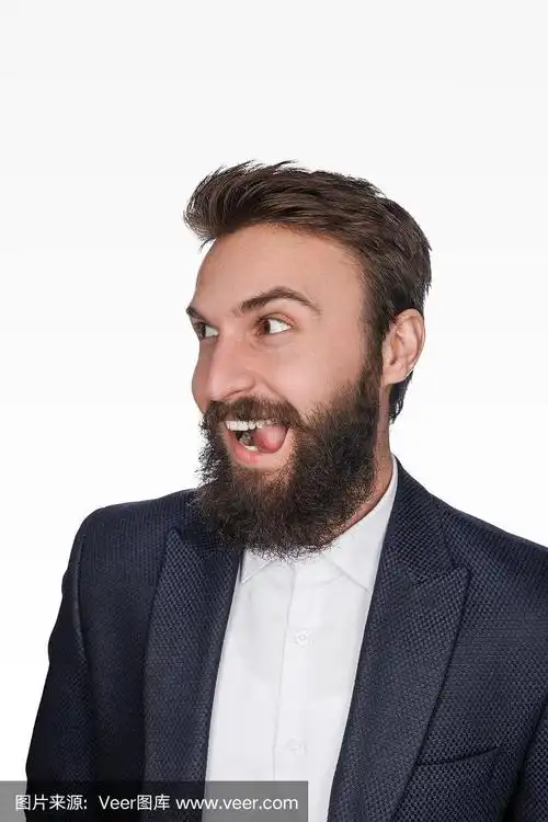 穿着西装的小胡子男人