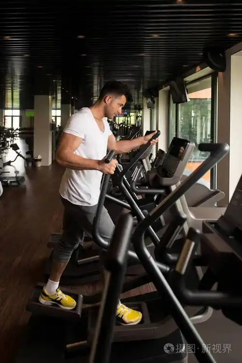 健康的人做有氧运动椭圆沃克在健身房