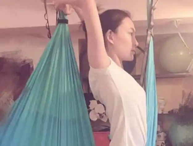 一起看王丽坤的豪宅:家里沙发非常独特,装修也太有个性了