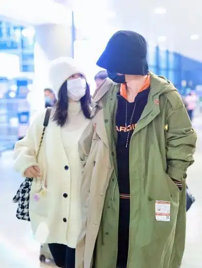 谢娜张杰现身机场贴头蜜语羡煞旁人工作前不忘给女儿储存母乳