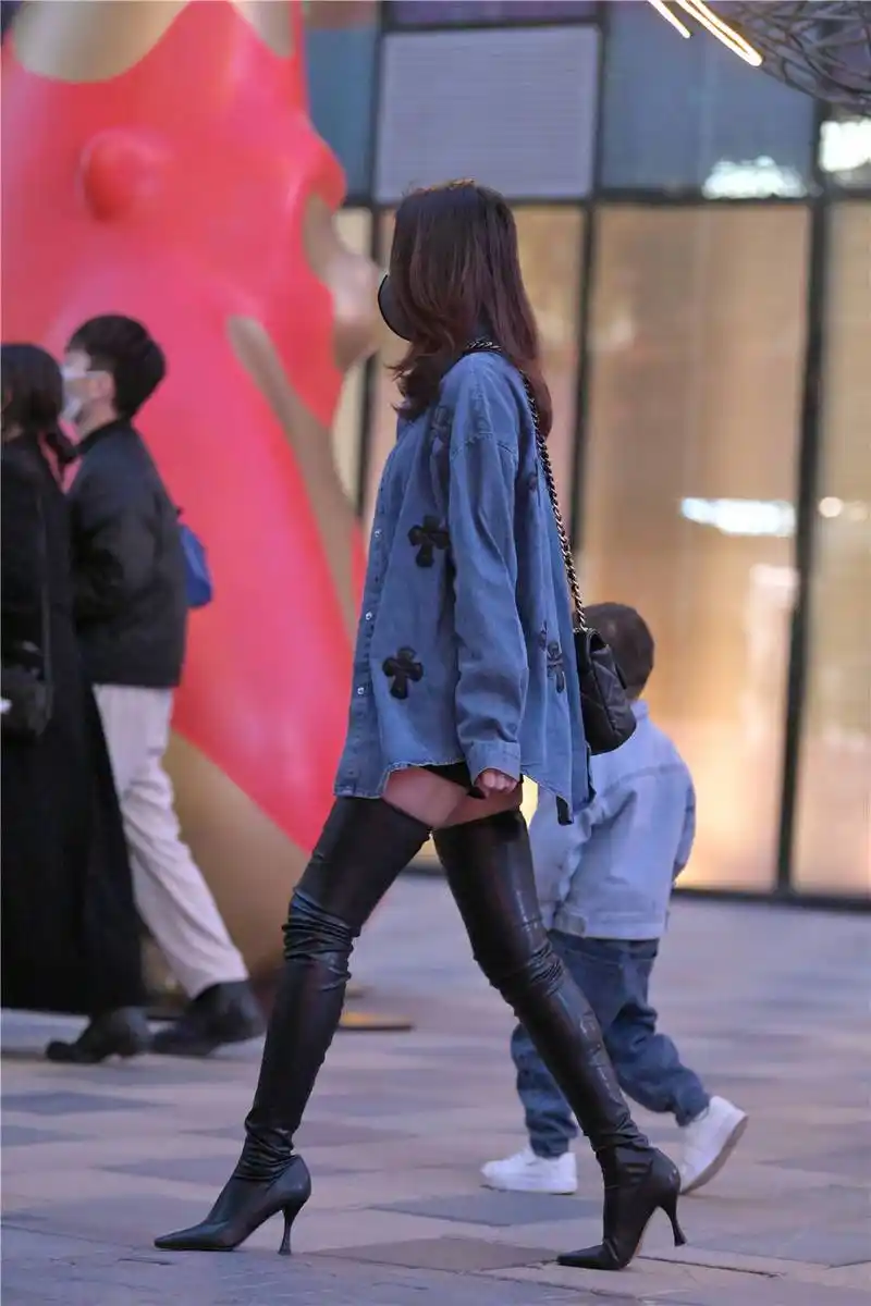 春天适合穿着过膝靴大腿靴也有不少人选择穿出特别的感觉