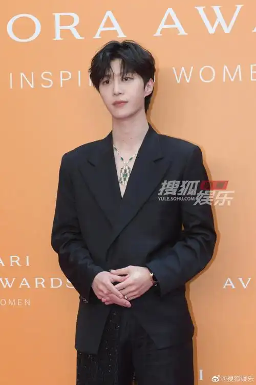 范丞丞真空西服造型