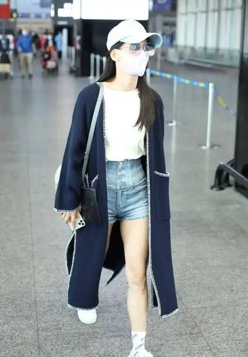 黄圣依机场街拍,穿深蓝色针织开衫,搭浅蓝色短裤,配出别样时髦_牛仔